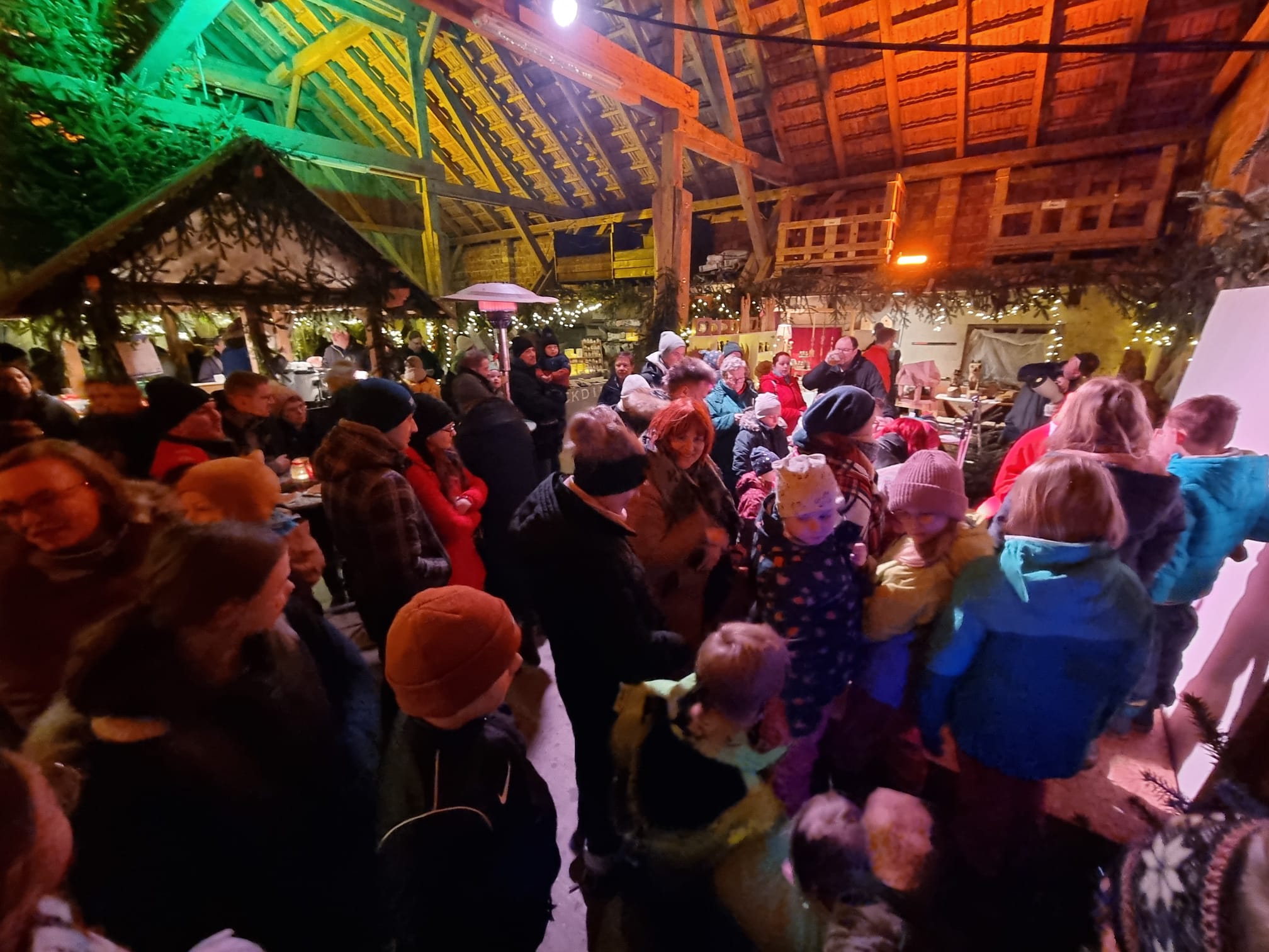 Besucher auf dem Hofmarkt